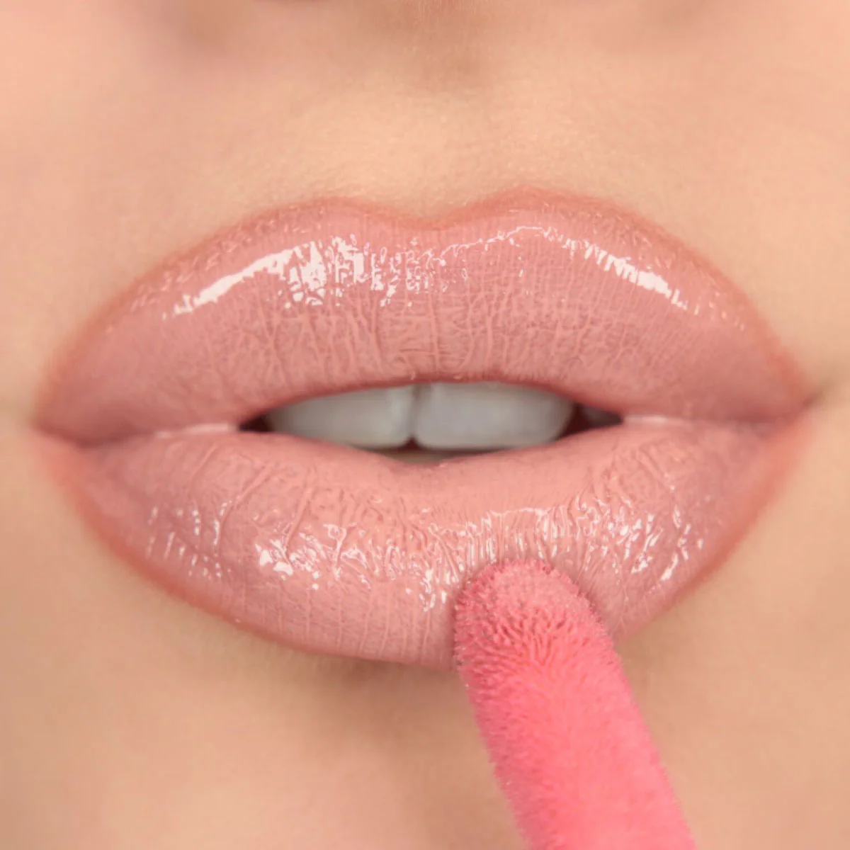 Revolution - Pout Bomb Plumping Gloss - Candy Pink - 2